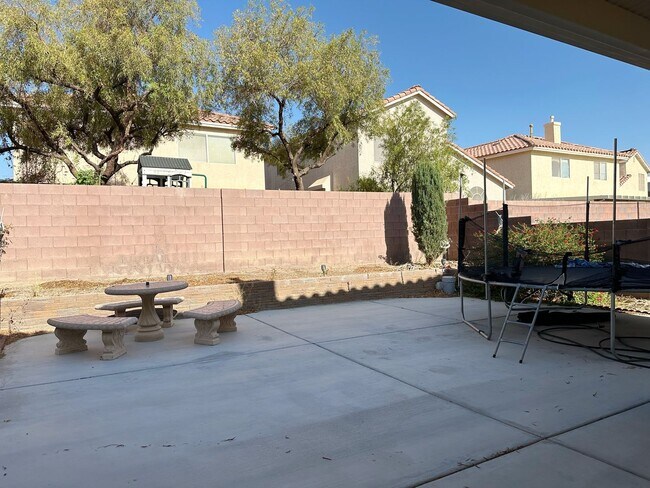 Building Photo - Beautifully Maintained Home Near Schools & Shopping!