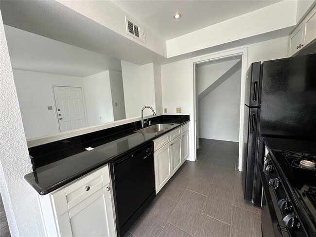 Building Photo - 6003 Cougar Dr