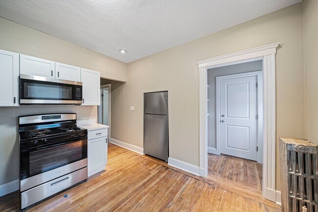 Building Photo - 46 Astoria St