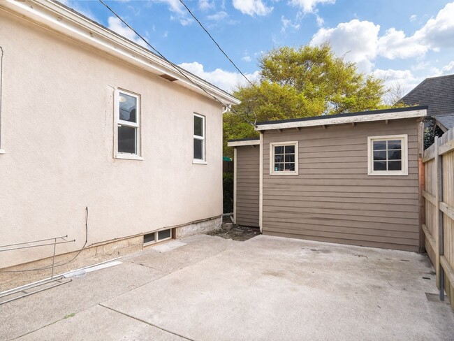 Building Photo - 309 W McLoughlin Blvd