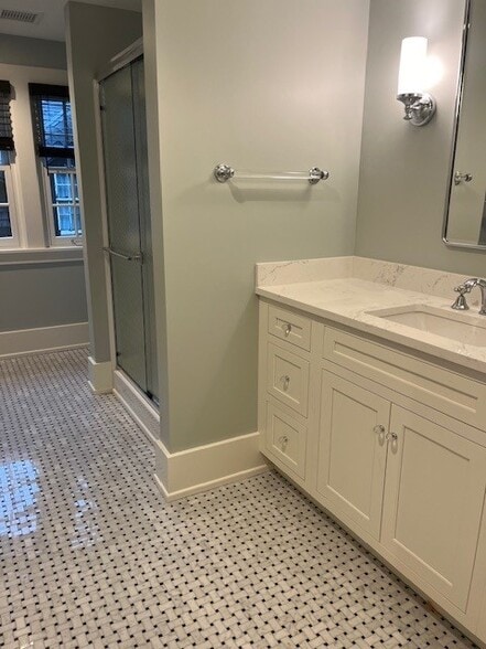 Full Bath - 555 W 6th St