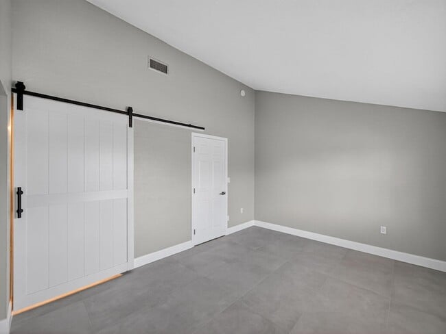 Building Photo - 1002 Shorewinds Dr