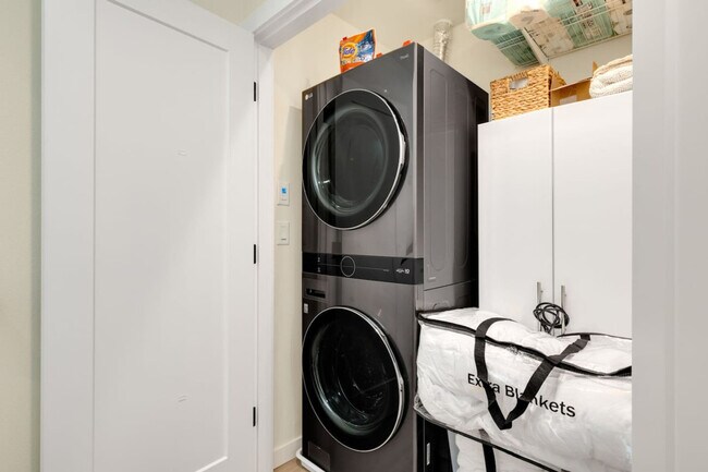 Building Photo - 823 NE 70th St