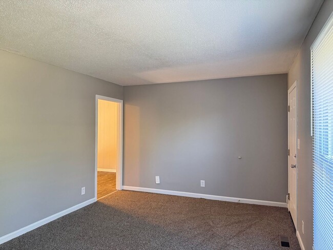 Building Photo - 3 Bedroom/1 Bath near shopping off Wilma R...