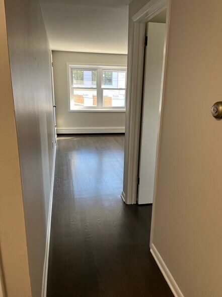 Building Photo - 386 Main St