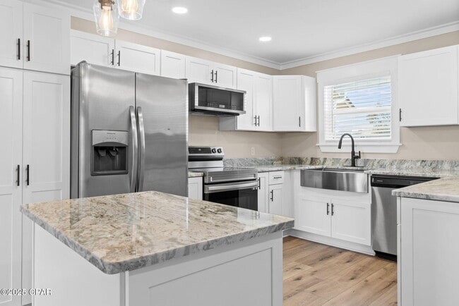 Building Photo - 1335 Capri Dr