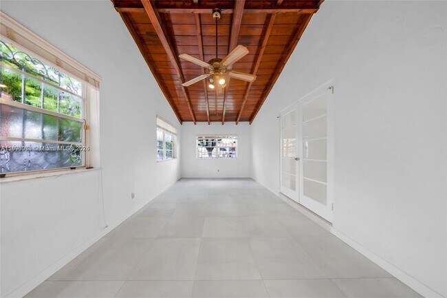 Building Photo - 3600 SW 26th St