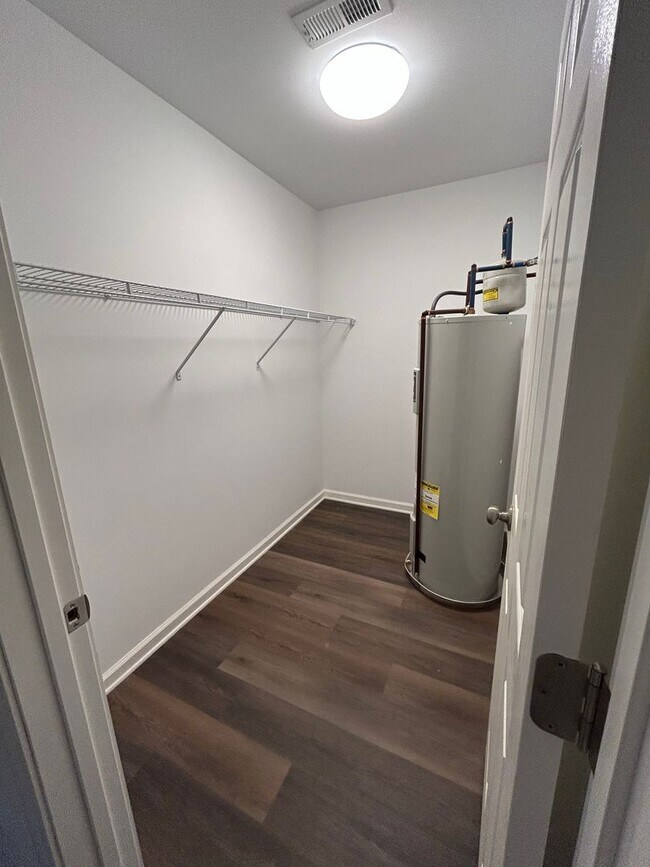 Building Photo - Charming 3 bedroom home located in the heart of Hampstead!