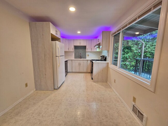 Building Photo - Charming 2 Bedroom 1 Bath Apt near Downtow...