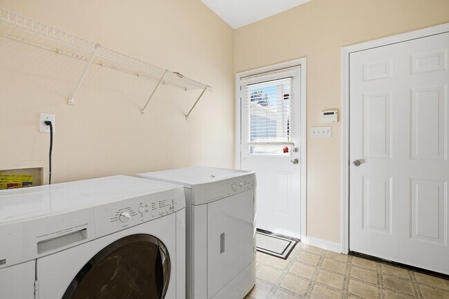 Building Photo - 1277 Island Pl E