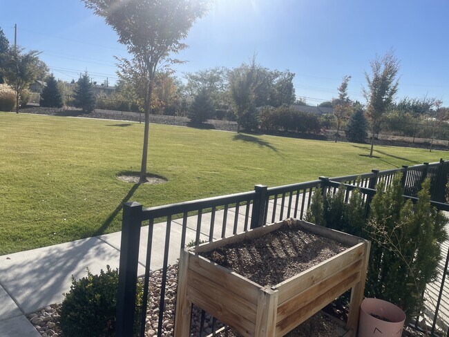 Building Photo - 3855 Gartmore Ln