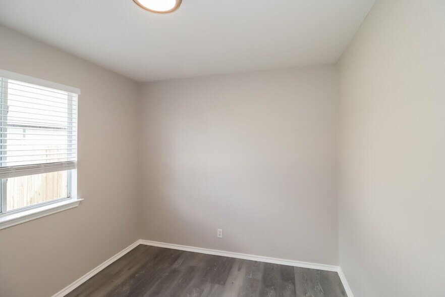 Building Photo - 304 Forsyth Ct