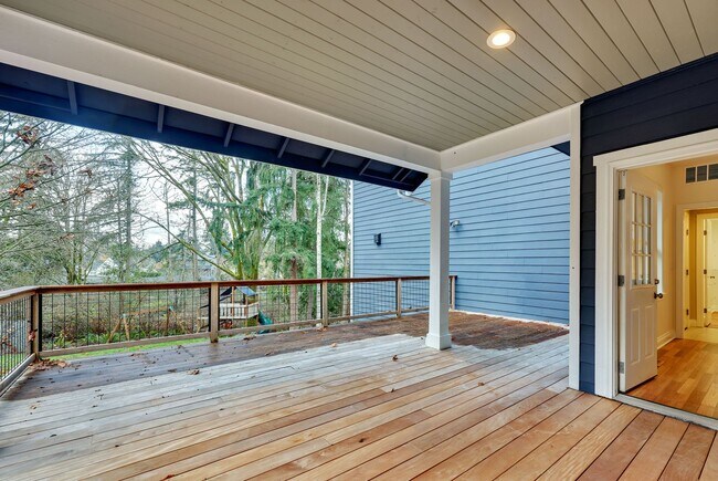 Building Photo - Beautiful Spacious Bainbridge Home