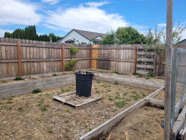 Building Photo - Pet Friendly Home with Large Yard