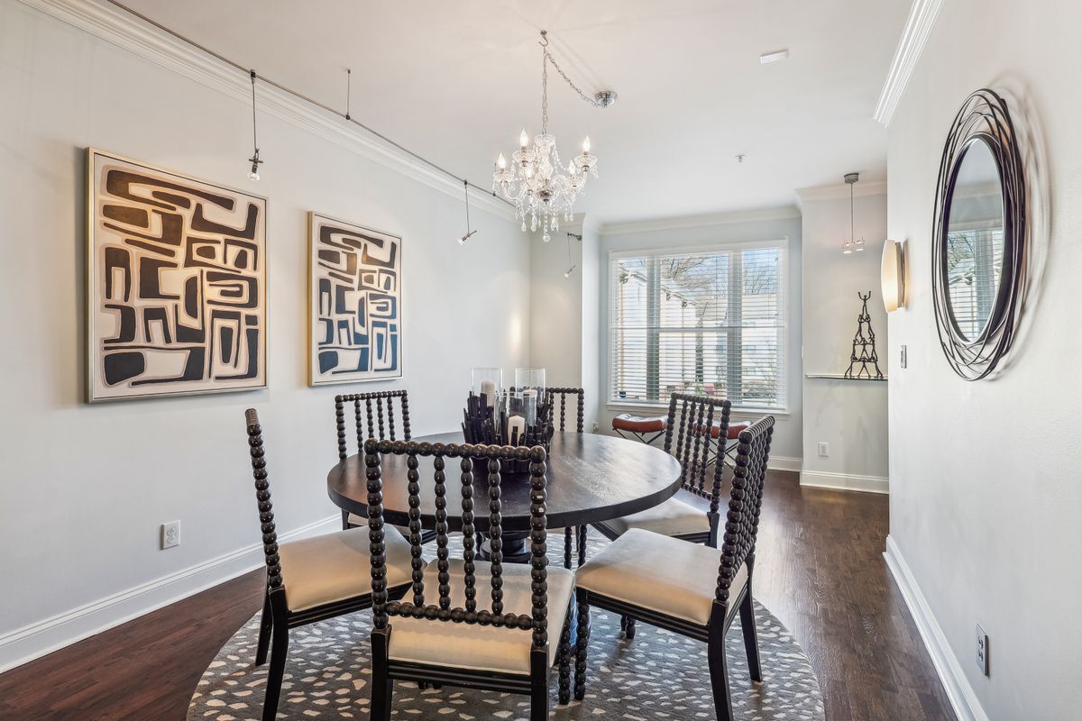 Building Photo - 337 W 7th St