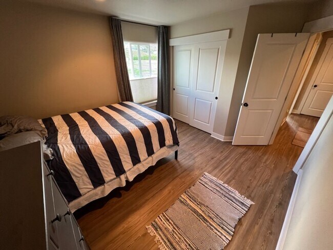 Building Photo - Beautifully constructed! 3 bed/2.5 bath ho...