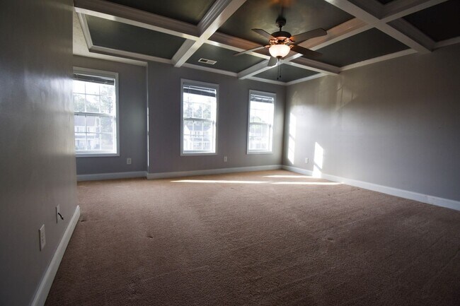 Building Photo - 4 bedroom, 2.5 bathroom Home!