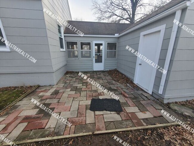 Building Photo - Spacious Raytown Home-Available NOW!!