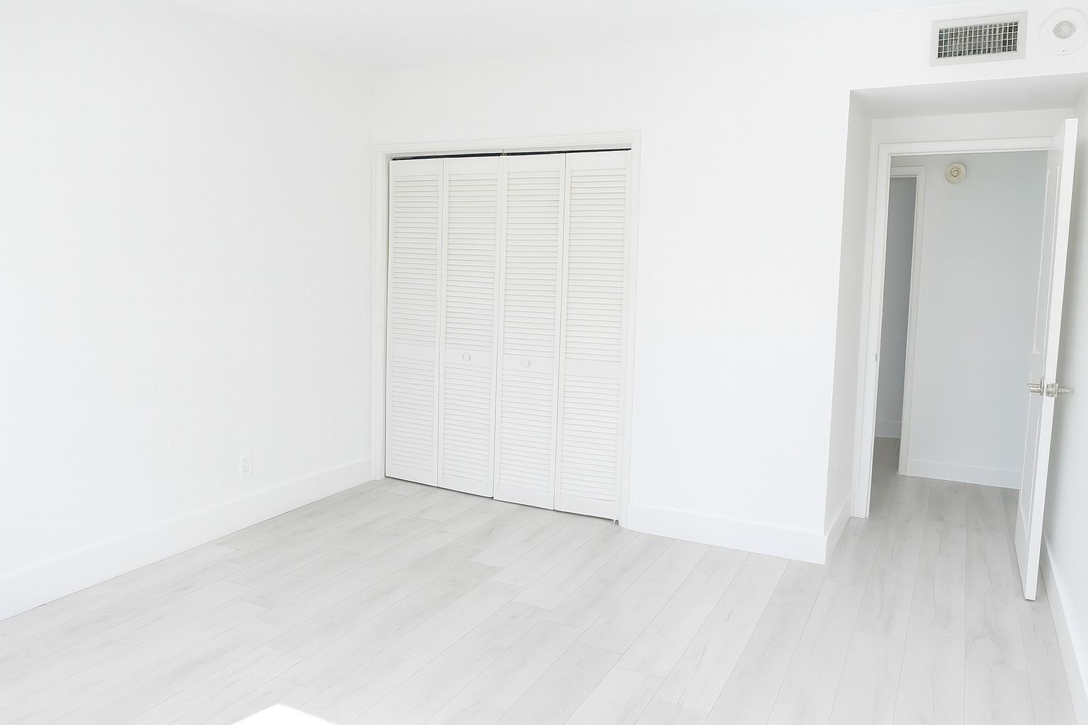 Building Photo - 4200 Hillcrest Dr