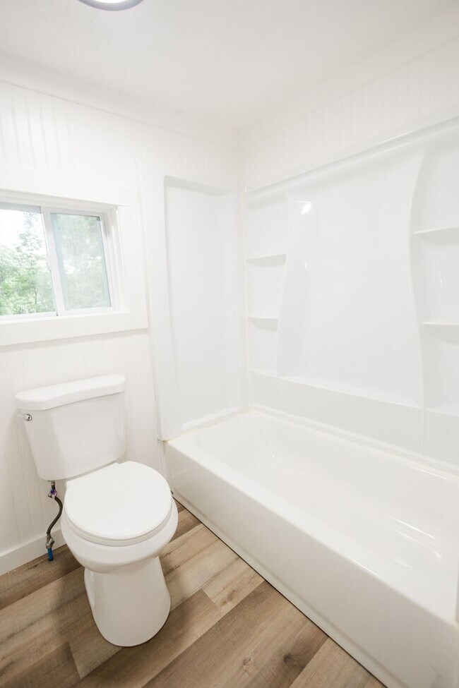 Building Photo - Move-in special: 50% off 1st month's rent – Newly Renovated 2 Bedroom Home!