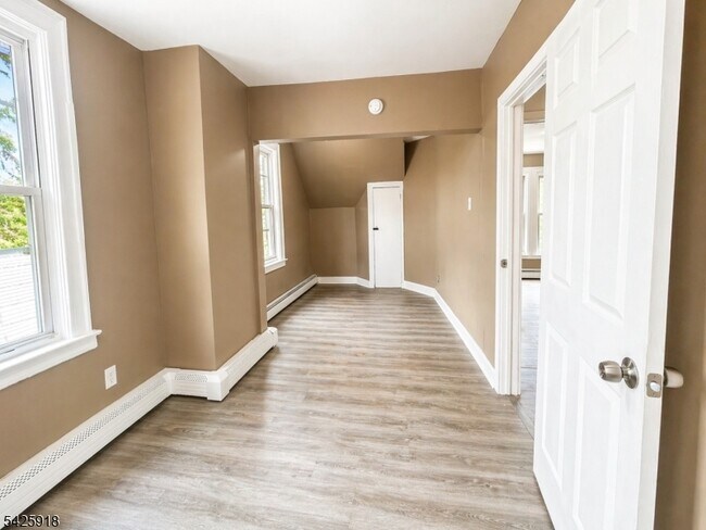 Building Photo - 33 Richelieu Terrace