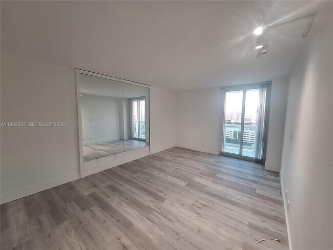 Building Photo - 100 Bayview Dr