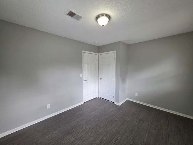 Building Photo - Spacious 4 Bed / 2.5 Bath Home with 2 Living Areas