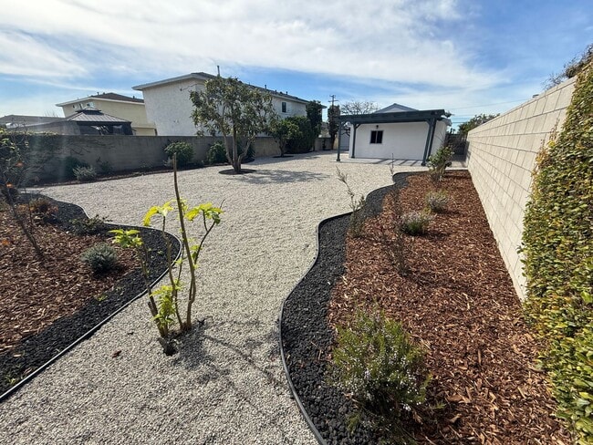 Building Photo - Home in Gardena