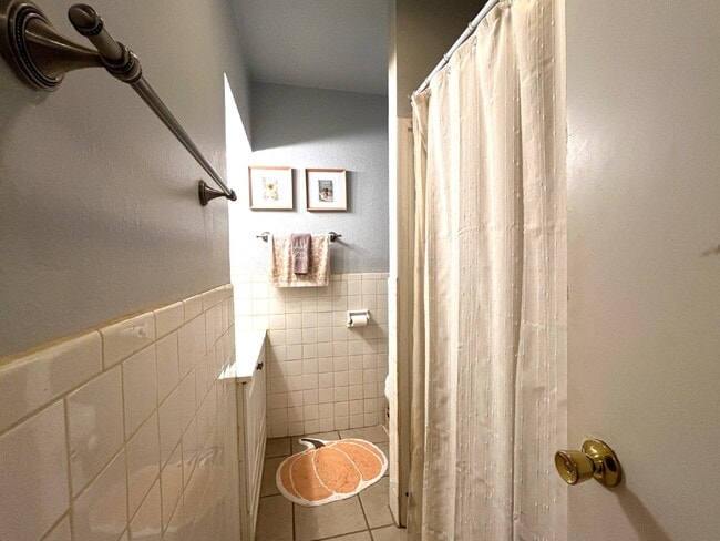 Building Photo - 2 bedroom- Walk to Campus!!