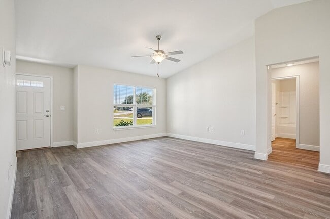 Building Photo - 6 Dogwood Dr Trce