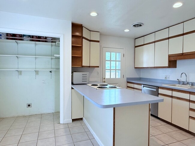 Building Photo - Welcome to University Hills!!  Perfect 3 B...