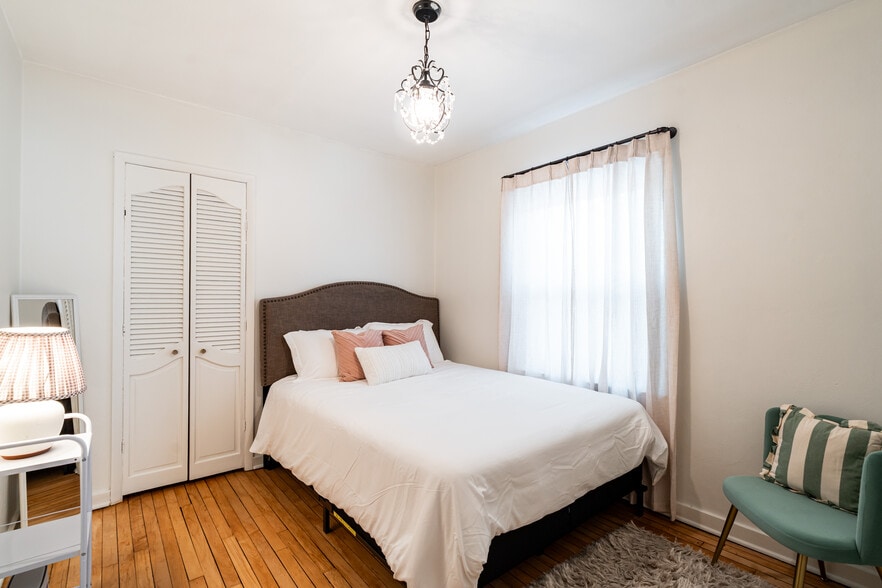 Building Photo - 535 W Montclaire Ave