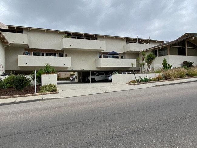 Building Photo - Lovely 2Bedroom, 2 Bathroom Condo!