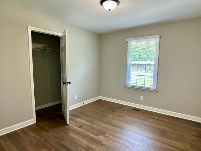 Building Photo - 103 Crescent Dr