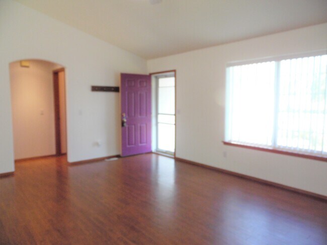 Building Photo - 1290 W Cardinal Ave