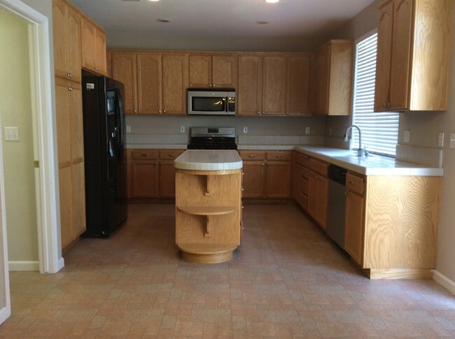 Building Photo - INGROUND POOL with pool service provided