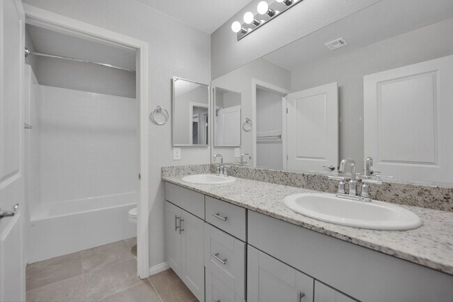 Building Photo - Gorgeous 5 Bedroom home!