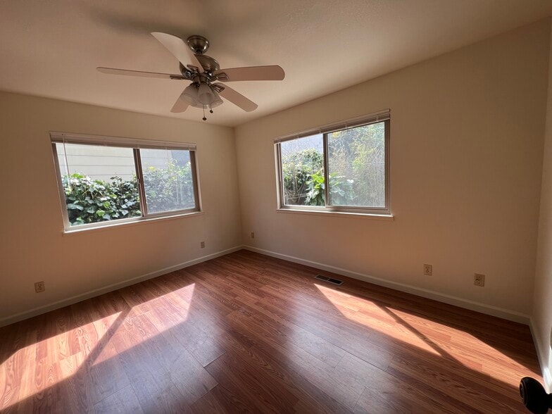 Building Photo - 557 Laine St