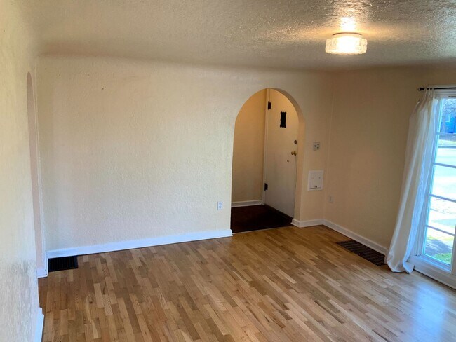 Building Photo - 4 Bedroom, 1.5 Bath House