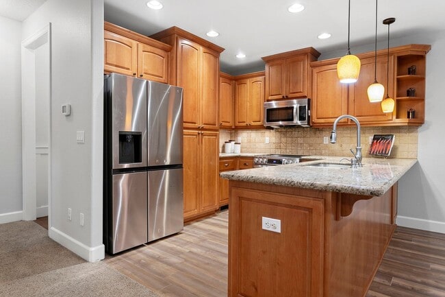 Building Photo - Beautiful 4-bdr/2.5 bath Hillsboro home w/ fireplace near nature area, Intel, Nike, and more