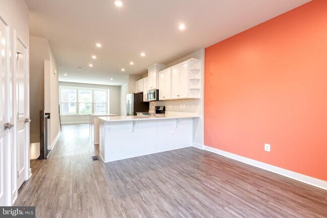 Building Photo - 228 S Newkirk St