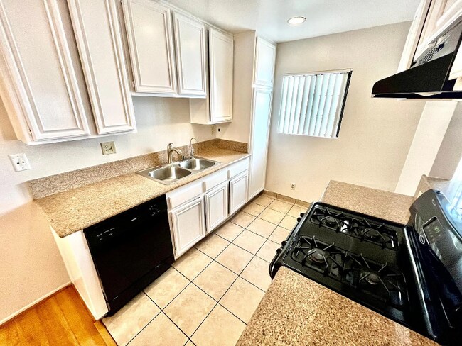 Building Photo - 625 E Palm Ave