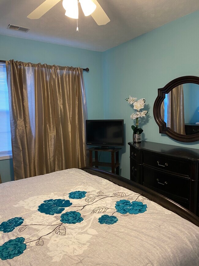 Building Photo - 601 Hillside Dr N