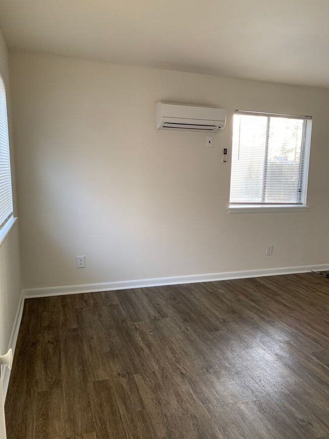 Building Photo - Renovated 1st Floor 1 Bedroom, 1 Bath Cond...