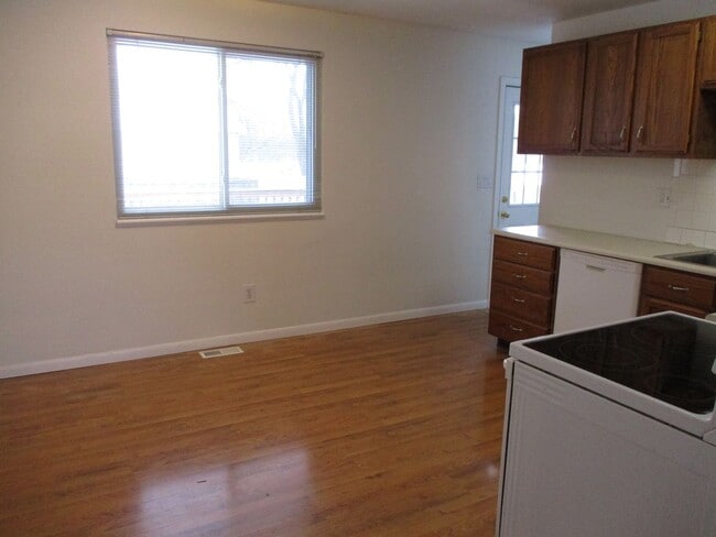 Building Photo - 3 Bedroom/1.5 Bath Brick Ranch In Miamisburg