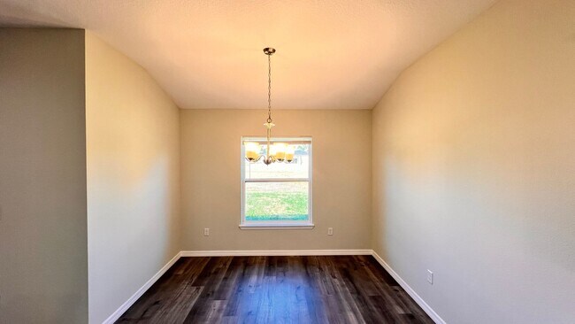 Building Photo - DISCOVER THE BEAUTIFUL 2 Bd/2Ba Duplex in Sebring!!