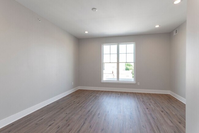 Building Photo - Three Bedroom Point Breeze Townhome w Roof Deck!