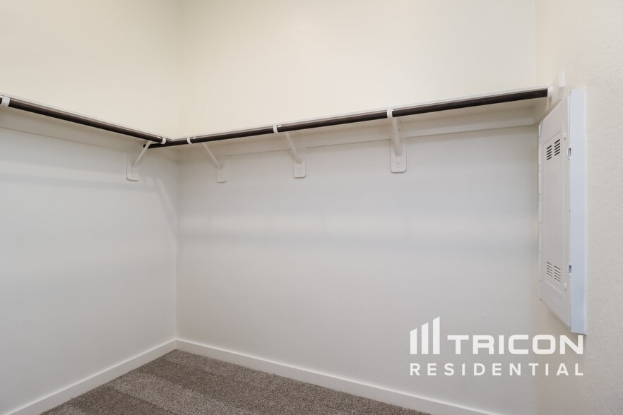 Building Photo - 9835 Willow Creek Commerce Dr