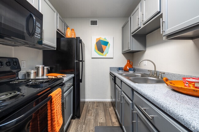 1BR, 1BA - 604SF - Kitchen - Agave Apartments