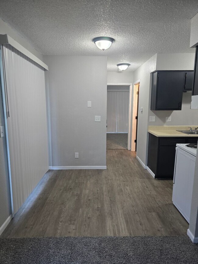 Building Photo - 2 Bedroom 1 Bathroom Apartment in heart of Osage Beach!